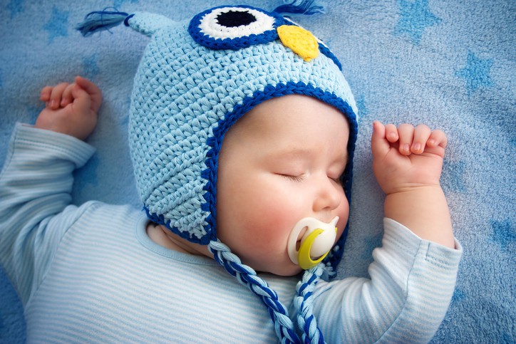 Ngậm ti giả có thể giúp bé ngủ ngon hơn