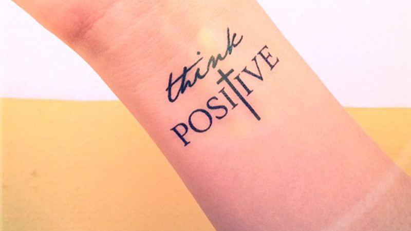 Hὶnh xăm chữ Think Positive cho nữ để nhắc nhở bản thân cό những suy nghĩ tίch cực