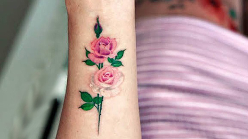 Hình xăm hoa hồng đôi màu hồng trên cổ tay tượng trưng cho tình yêu nhẹ nhàng nhưng chung thủy