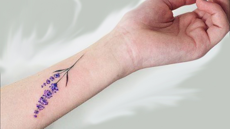 Hὶnh xăm hoa Lavender ở cổ tay nhẹ nhàng, thể hiện mong ước về 1 tὶnh yêu say đắm, nhẹ nhàng và thủy chung
