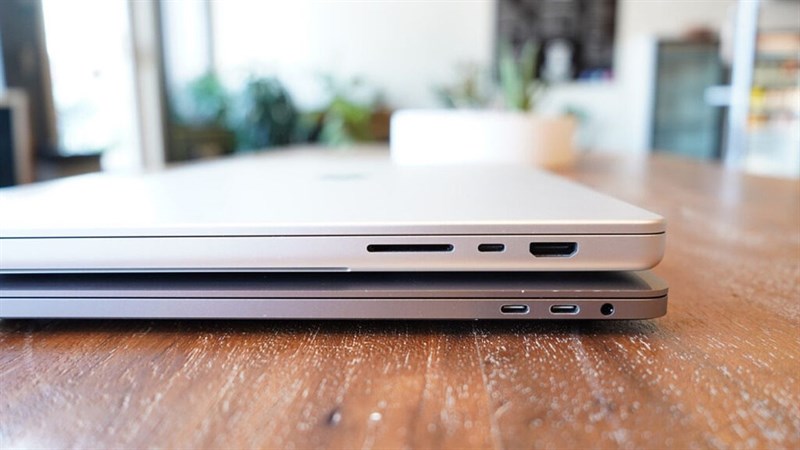 MacBook Pro 16 inch (2021), (Trên) sẽ dày và nặng hơn một chút so với MacBook Pro 16 inch (2019) (Dưới).