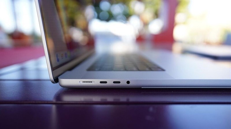 Cạnh trái của MacBook Pro 16 inch (2021).