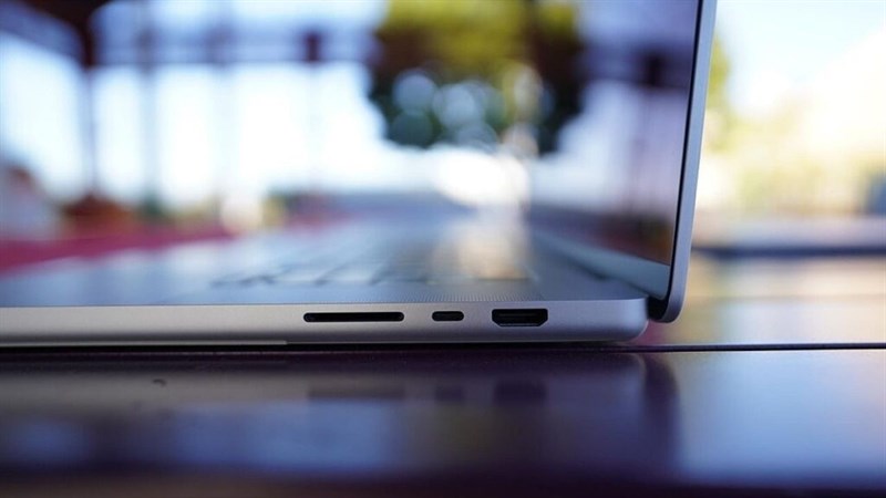 Cạnh phải của MacBook Pro 16 inch (2021).