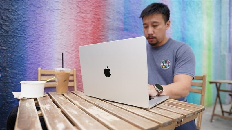 Con chip M1 Max giúp tiết kiệm nặng lượng tiêu thụ trên MacBook Pro 16 inch (2021).