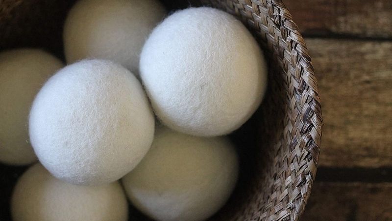 Bóng len giặt quần áo là gì? Có làm mềm vải thật không?
