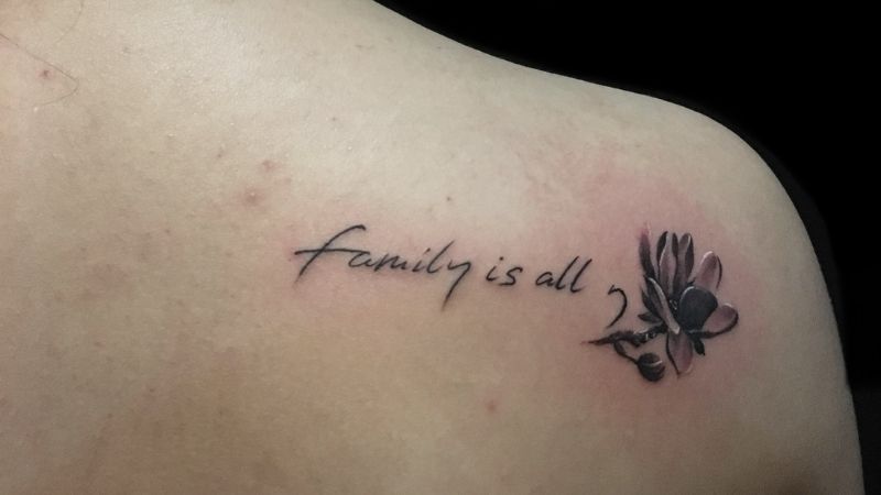 Hình xăm chữ “family is all” thể hiện tình yêu với gia đình.