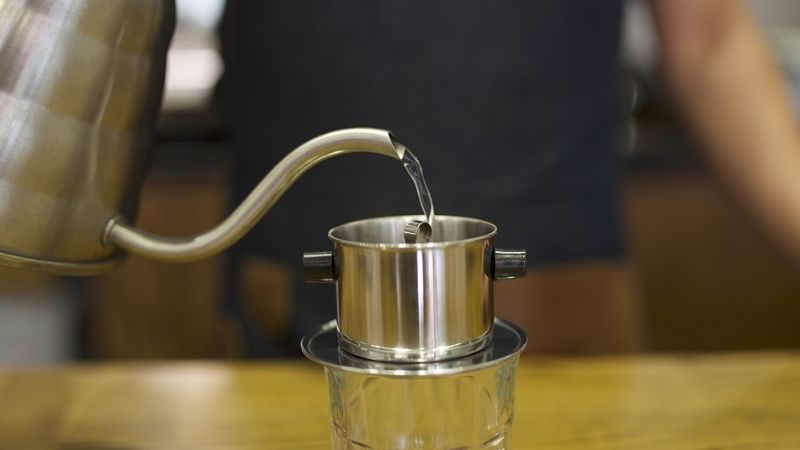 Tráng bộ lọc qua nước sôi để sạch hơn
