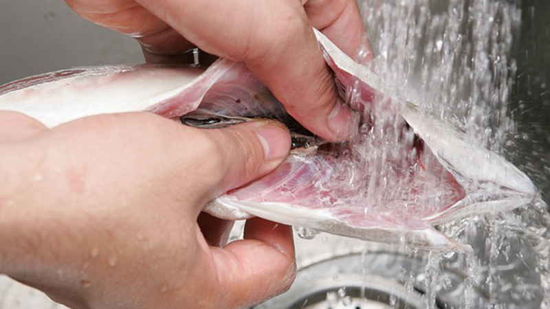 Rửa sạch hải sản với nước