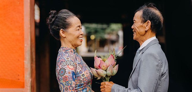 Top 12 quà tặng kỷ niệm ngày cưới bố mẹ thiết thực, đong đầy ý nghĩa