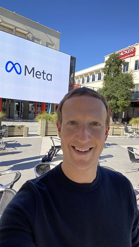 CEO chụp ảnh cùng với tên công ty mới Meta