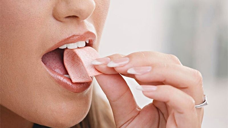 Chữa ù tai bằng cách “nuốt” hoặc nhai kẹo cao su