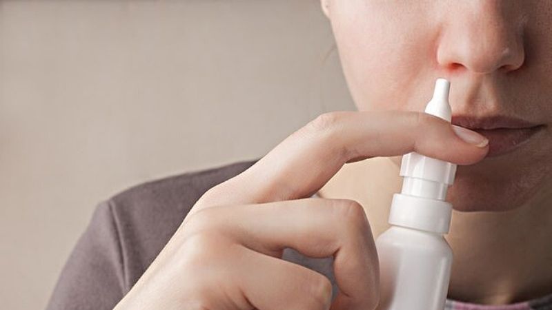 Chữa ù tai bằng cách dùng thuốc thuốc xịt mũi