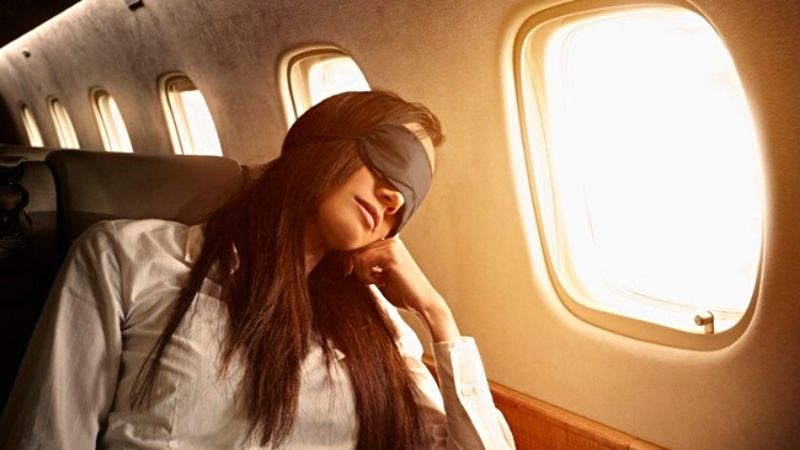 Tránh ngủ khi đi máy bay