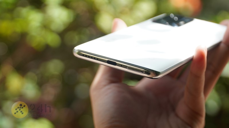 Bên dưới của Xiaomi 11T cũng sẽ chứa 1 dãy loa ngoài, micro thu âm, khe đựng sim và cổng sạc Type-C