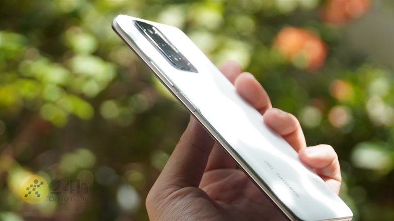 Cạnh phải của Xiaomi 11T sẽ là cụm phím tăng giảm âm lương và phím nguồn được tích hợp luôn cả cảm biến vân tay