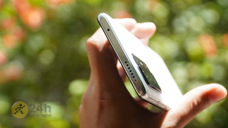 Cạnh trên Xiaomi 11T có chứa micro thu âm, một dãy loa ngoài