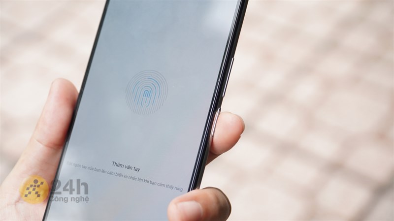 cảm biến vân tay của Xiaomi được đặt ở phím nguồn, cho trải nghiệm nhanh và tiện lợi