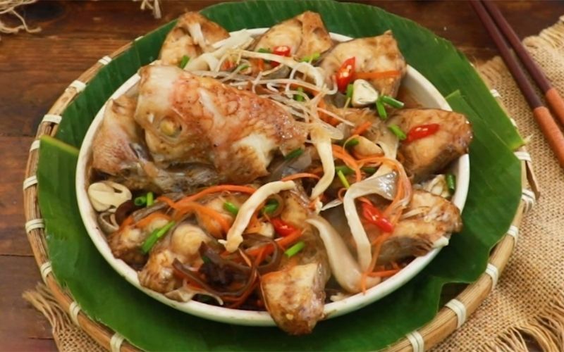 Revealing how to make steamed red catfish with vermicelli for a weekend meal