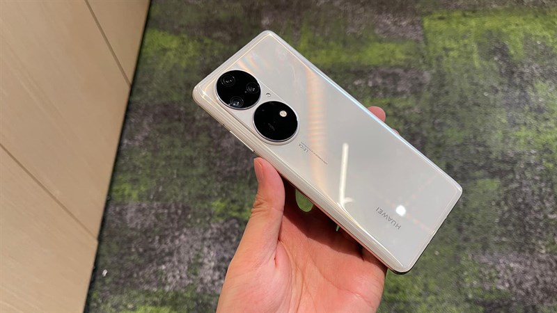 Huawei P50 Pro 5G bất ngờ lộ ảnh thực tế với màn hình cong cùng cụm camera sau hết sức độc đáo
