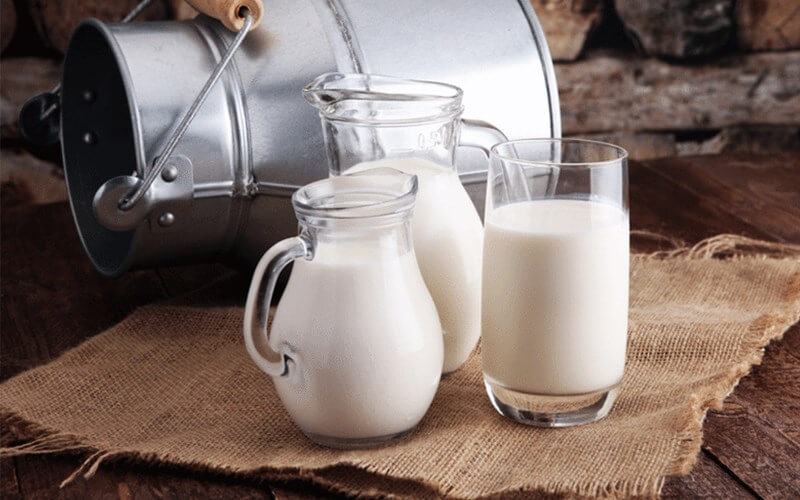 Sữa tươi rất có lợi cho sức khỏe nhưng lúc bị mụn thì không nên tiêu thụ