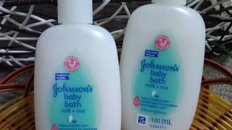 Sữa tắm dưỡng ẩm Johnson Baby chứa sữa và tinh chất gạo