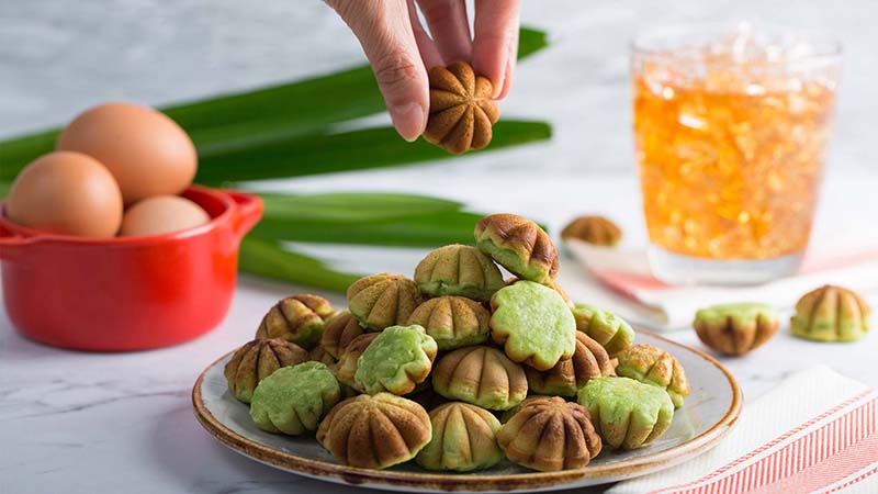 Khanom Tom Bai Toey – Bánh dừa lá dứa