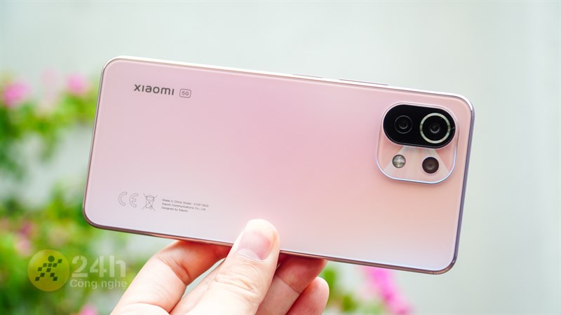 Xiaomi 11 Lite 5G NE có thiết kế mặt lưng được làm phẳng.