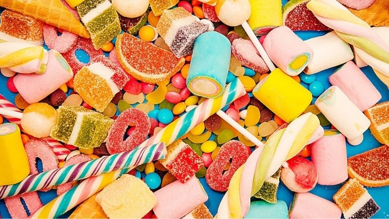 Không nên ăn nhiều bánh kẹo ngọt vì chứa nhiều đường nhân tạo không tốt cho cơ.