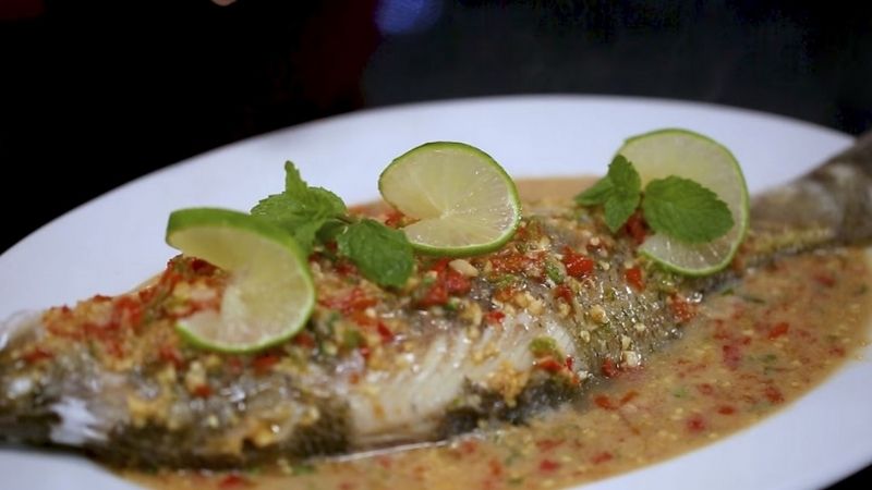 How to make steamed seabass with lemon and chili, delicious and strange
