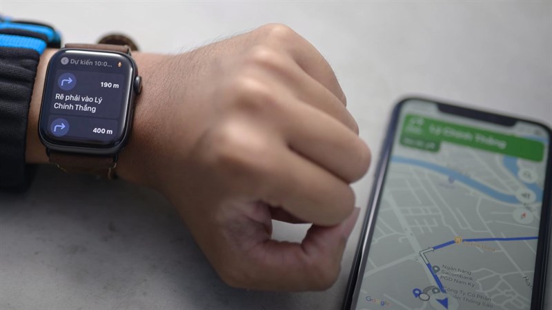 Apple Watch ngay càng trở nên tiện ích hơn khi tích hợp Google Maps. Xem bản đồ, tìm đường và địa điểm chỉ cách tay. Theo dõi chuyến đi mà không cần lấy ra điện thoại, sắp xếp công việc một cách thông minh hơn với Google Maps trên Apple Watch!