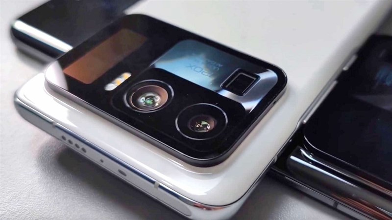 Xiaomi 12 Ultra sẽ đi kèm với camera zoom quang lớn hơn và cảm biến vân tay siêu âm ẩn dưới màn hình