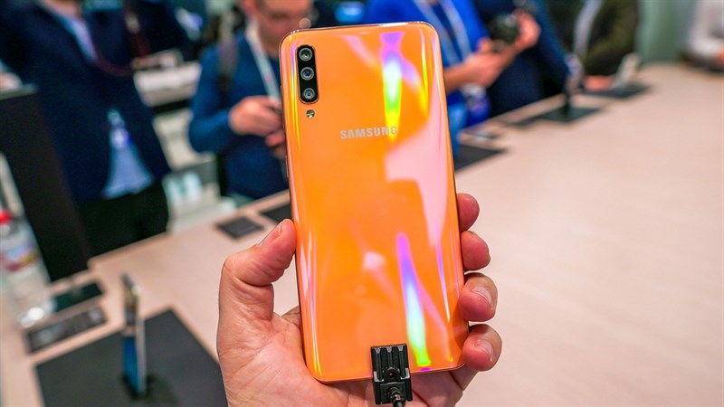 Trước đây Galaxy A50 cũng có phiên bản màu cam (Coral)