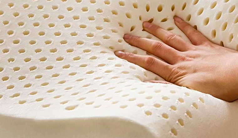 Làm sạch gối cao su cực nhanh chỉ với một cuộn băng keo