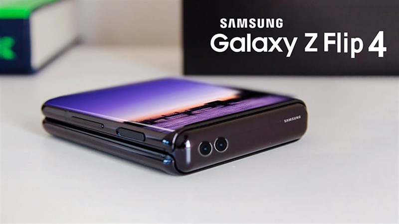 Galaxy Z Flip4 sẽ có camera xoay được bố trí ở phần bản lề (Nguồn: YouTube)