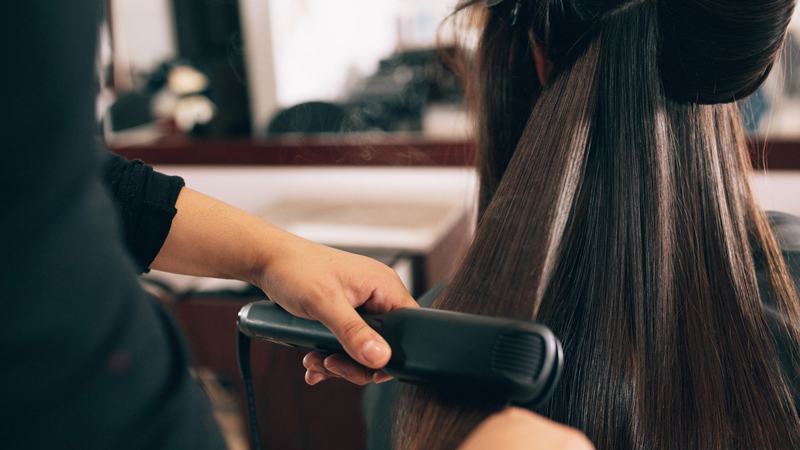 Keratin sử dụng tại salon trong phương pháp duỗi giúp tóc thẳng và mượt hơn