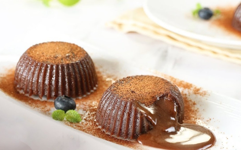 Thưởng thức bánh milo lava