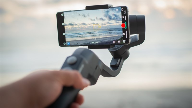 Những điện thoại không có OIS thì thường phải có gimbal để không rung lắc khung hình Những điện thoại không có OIS thì thường phải có gimbal để không rung lắc khung hình