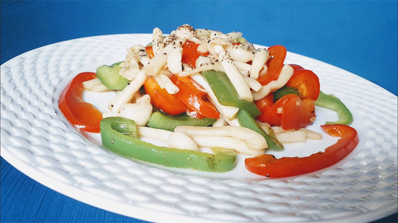 How to make delicious and nutritious fried white snow mushrooms with bell peppers