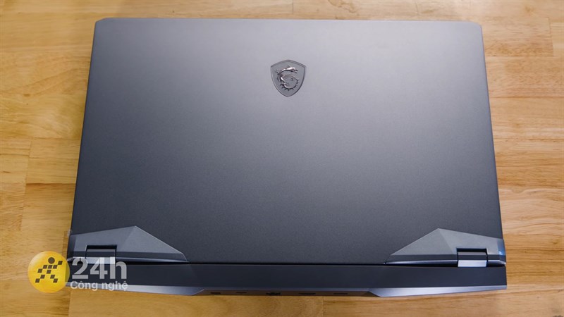 Kích thước của MSI GE76 Raider tương đối lớn. Kích thước của MSI GE76 Raider tương đối lớn.