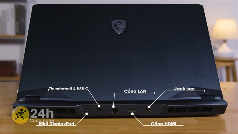 Cạnh sau của MSI GE66 Raider. Cạnh sau của MSI GE66 Raider.