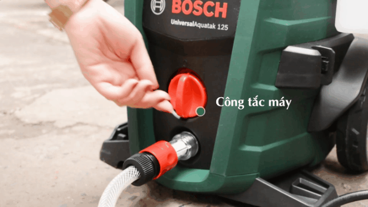 Hướng dẫn sử dụng máy rửa xe Bosch Universal AQT 125 1500W - Bật công tắc