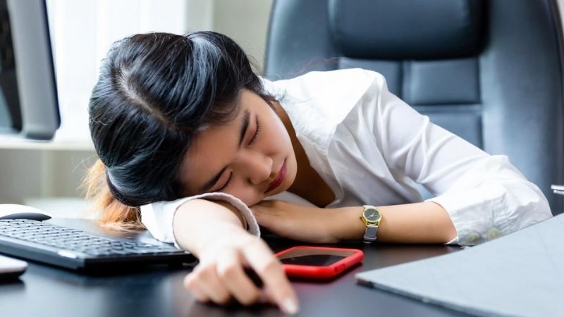 Ngủ gục trên bàn gây nhiều ảnh hưởng xấu có sức khỏe