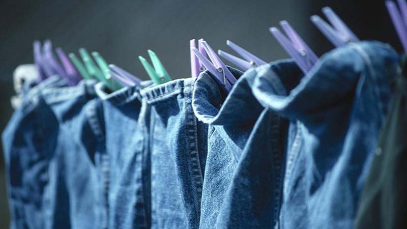 Cần phơi quần jeans ngay sau khi giặt