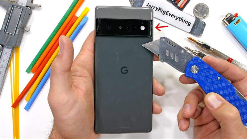 Kiểm tra độ bền mặt kính phía sau Pixel 6 Pro