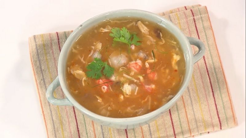 Thành phẩm món súp nấm hải sản chua cay