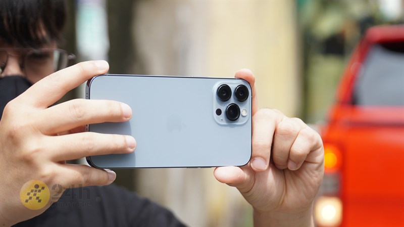 Bạn muốn trải nghiệm cảm giác của một chiếc camera chuyên nghiệp, hãy thử sức với iPhone 13 Pro Max. Bộ ba camera hoàn toàn mới với các tính năng hỗ trợ chụp ảnh và quay phim sẽ giúp bạn bừng sáng trong mọi khung hình. Nhấn play ngay để khám phá ngay thôi!