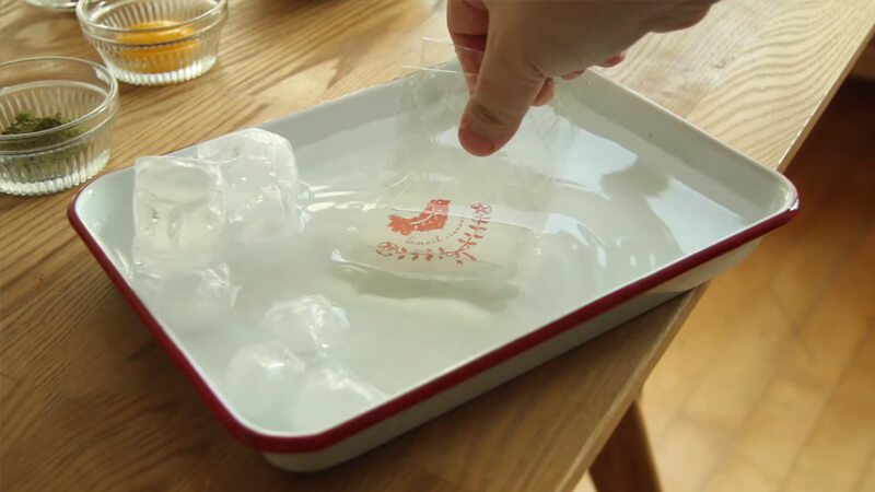 Ngâm gelatin trong một thau nước đá lạnh khoảng 15 phút