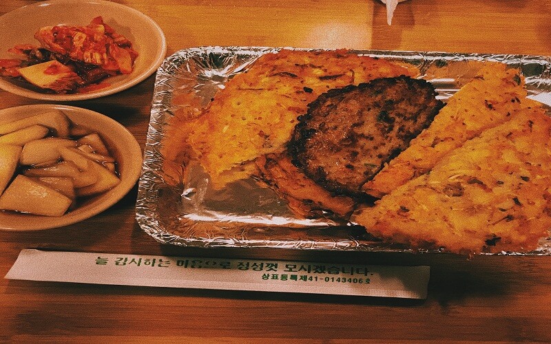 Bindaetteok - Bánh kếp đậu xanh Hàn Quốc