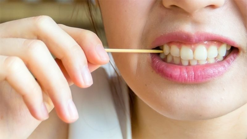 Xỉa răng cũng là một nguyên nhân khiến răng nhạy cảm