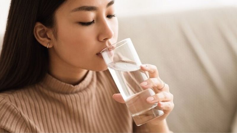 Uống nước ấm giúp giảm ê răng tạm thời